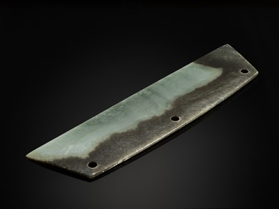 Lot 773 - A LARGE GREEN AND BROWN CEREMONIAL JADE BLADE, QIJIA CULTURE