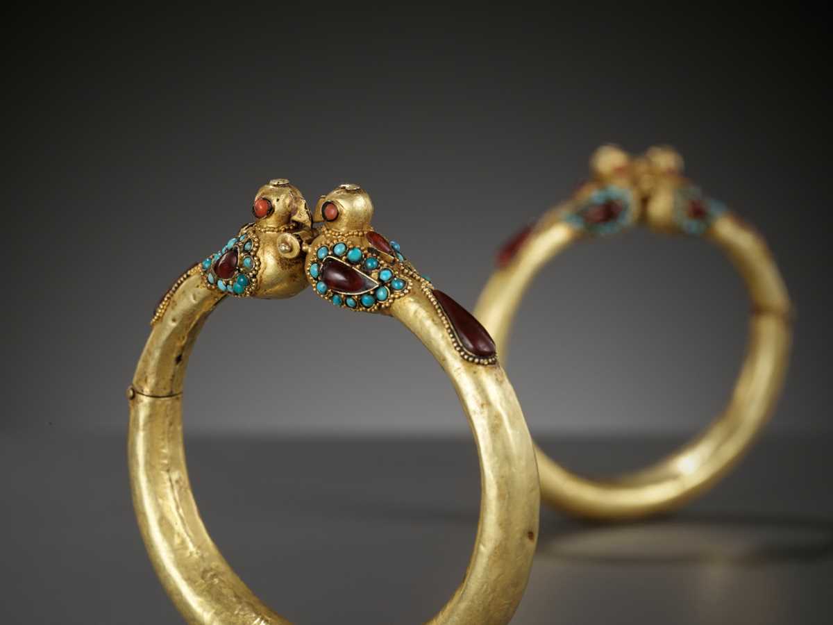 Lot 250 - A PAIR OF GOLD ‘BIRD’ BANGLES, PERSIA, 11TH TO 12TH CENTURY