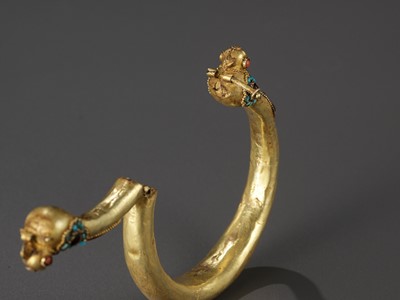 Lot 250 - A PAIR OF GOLD ‘BIRD’ BANGLES, PERSIA, 11TH TO 12TH CENTURY