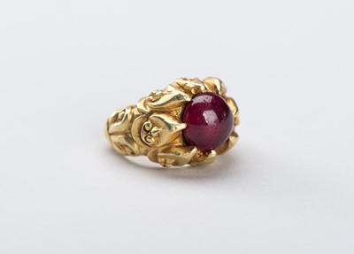 Lot 879 - A BURMESE GOLD RING WITH 3 CARAT RUBY