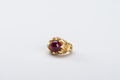 Lot 879 - A BURMESE GOLD RING WITH 3 CARAT RUBY