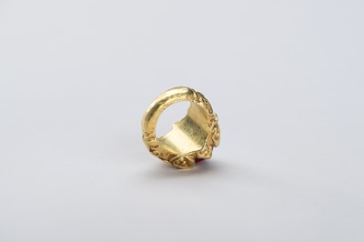 Lot 879 - A BURMESE GOLD RING WITH 3 CARAT RUBY