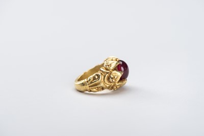 Lot 879 - A BURMESE GOLD RING WITH 3 CARAT RUBY