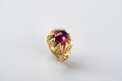 Lot 879 - A BURMESE GOLD RING WITH 3 CARAT RUBY