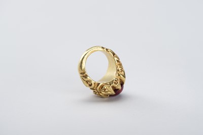 Lot 879 - A BURMESE GOLD RING WITH 3 CARAT RUBY