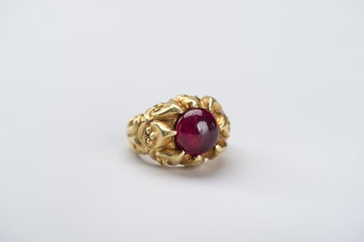 Lot 879 - A BURMESE GOLD RING WITH 3 CARAT RUBY