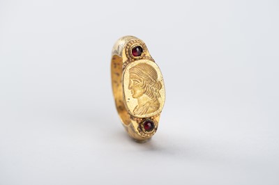 Lot 967 - A BACTRIAN INTAGLIO SEAL GOLD RING