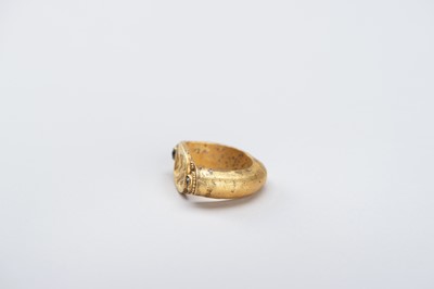 Lot 967 - A BACTRIAN INTAGLIO SEAL GOLD RING