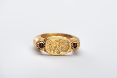 Lot 967 - A BACTRIAN INTAGLIO SEAL GOLD RING