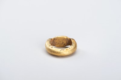 Lot 967 - A BACTRIAN INTAGLIO SEAL GOLD RING