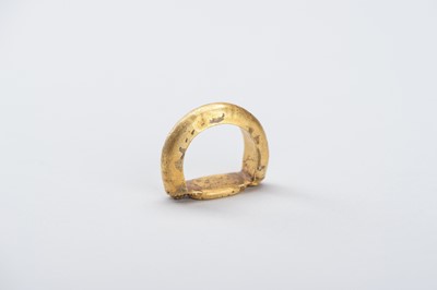 Lot 967 - A BACTRIAN INTAGLIO SEAL GOLD RING