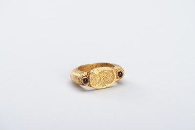 Lot 967 - A BACTRIAN INTAGLIO SEAL GOLD RING