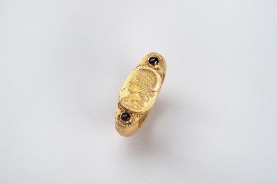 Lot 967 - A BACTRIAN INTAGLIO SEAL GOLD RING