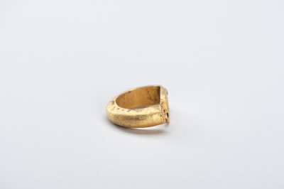 Lot 967 - A BACTRIAN INTAGLIO SEAL GOLD RING