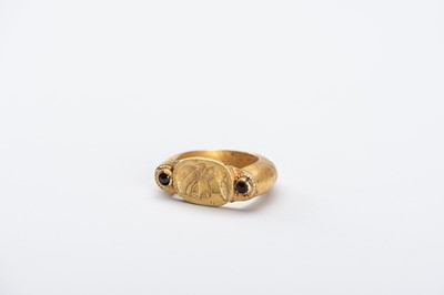 Lot 967 - A BACTRIAN INTAGLIO SEAL GOLD RING