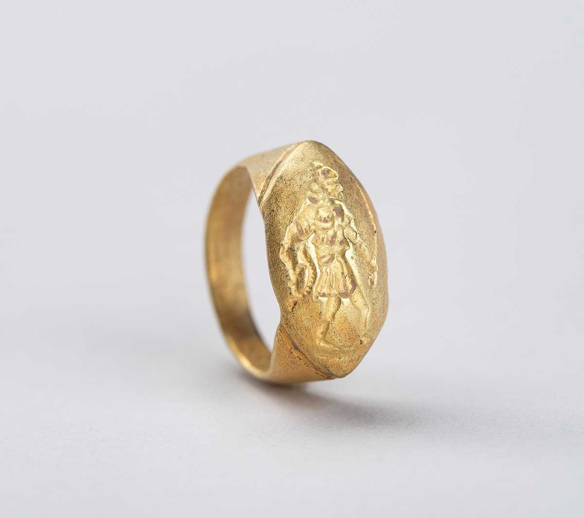 Lot 968 - A BACTRIAN INTAGLIO SEAL GOLD RING