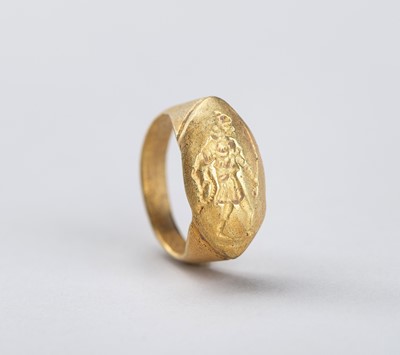 Lot 968 - A BACTRIAN INTAGLIO SEAL GOLD RING