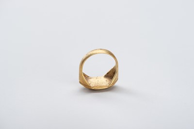 Lot 968 - A BACTRIAN INTAGLIO SEAL GOLD RING