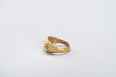Lot 968 - A BACTRIAN INTAGLIO SEAL GOLD RING