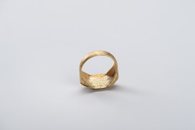 Lot 968 - A BACTRIAN INTAGLIO SEAL GOLD RING