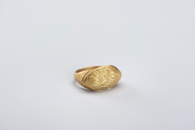 Lot 968 - A BACTRIAN INTAGLIO SEAL GOLD RING