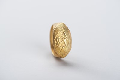 Lot 968 - A BACTRIAN INTAGLIO SEAL GOLD RING