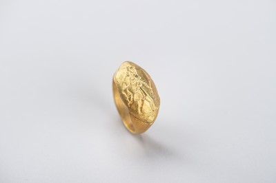 Lot 968 - A BACTRIAN INTAGLIO SEAL GOLD RING
