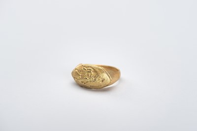 Lot 968 - A BACTRIAN INTAGLIO SEAL GOLD RING
