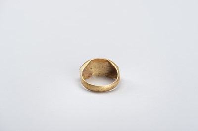 Lot 968 - A BACTRIAN INTAGLIO SEAL GOLD RING