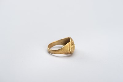 Lot 968 - A BACTRIAN INTAGLIO SEAL GOLD RING