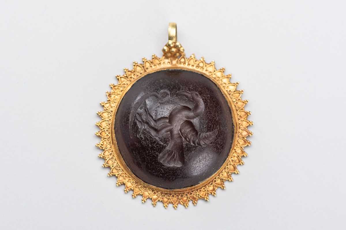 Lot 869 - AN INTAGLIO SET GOLD PENDANT