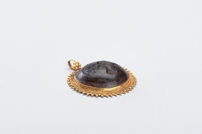 Lot 869 - AN INTAGLIO SET GOLD PENDANT