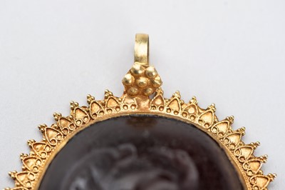 Lot 869 - AN INTAGLIO SET GOLD PENDANT