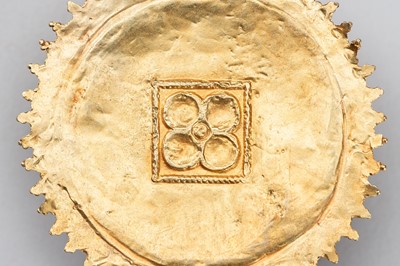 Lot 869 - AN INTAGLIO SET GOLD PENDANT