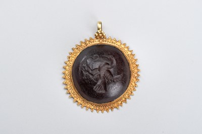 Lot 869 - AN INTAGLIO SET GOLD PENDANT