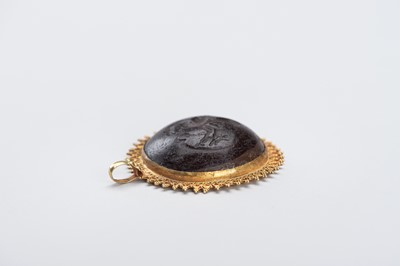 Lot 869 - AN INTAGLIO SET GOLD PENDANT