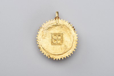 Lot 869 - AN INTAGLIO SET GOLD PENDANT