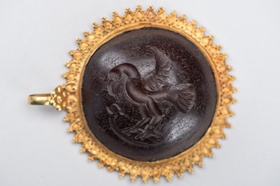 Lot 869 - AN INTAGLIO SET GOLD PENDANT