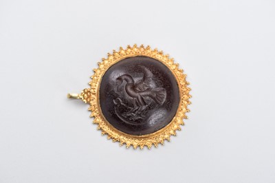 Lot 869 - AN INTAGLIO SET GOLD PENDANT