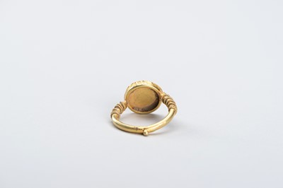 Lot 969 - A BACTRIAN GOLD COIN RING