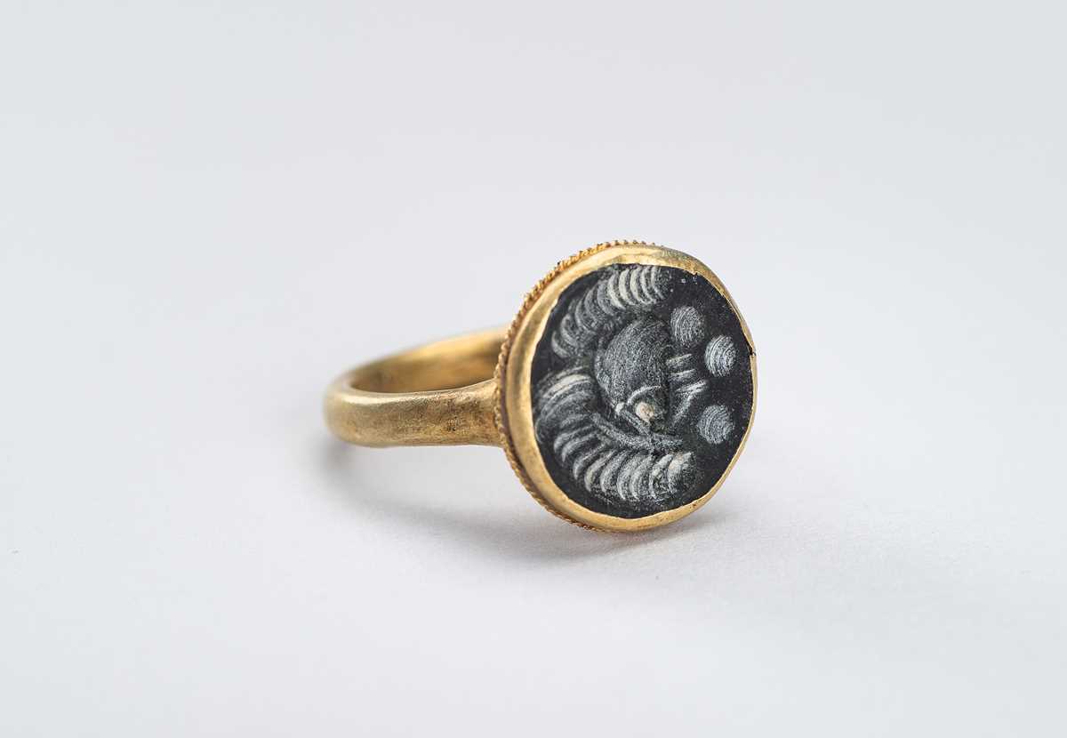 Lot 1016 - A SASANIAN INTAGLIO SEAL GOLD RING