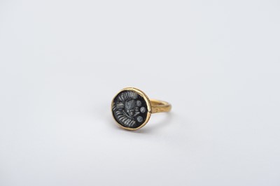 Lot 1016 - A SASANIAN INTAGLIO SEAL GOLD RING