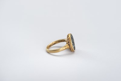 Lot 1016 - A SASANIAN INTAGLIO SEAL GOLD RING