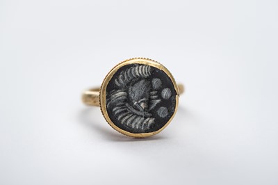Lot 1016 - A SASANIAN INTAGLIO SEAL GOLD RING