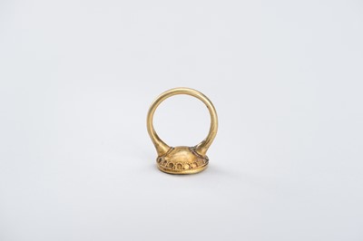 Lot 1016 - A SASANIAN INTAGLIO SEAL GOLD RING