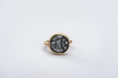 Lot 1016 - A SASANIAN INTAGLIO SEAL GOLD RING