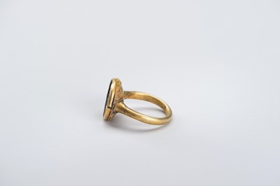 Lot 1016 - A SASANIAN INTAGLIO SEAL GOLD RING
