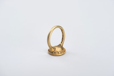 Lot 1016 - A SASANIAN INTAGLIO SEAL GOLD RING
