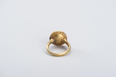 Lot 1016 - A SASANIAN INTAGLIO SEAL GOLD RING