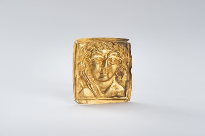 Lot 971 - AN ANCIENT BACTRIAN GOLD REPOUSSÉ PLAQUE